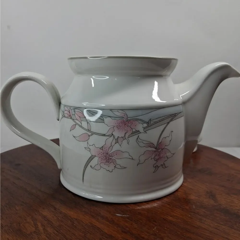 Royal Doulton Mayfair Lambethware Fresh Flowers LS1052 Teapot with Lid 1983‎